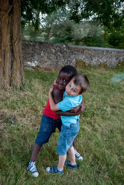 Biały Chłopiec Czarny Chłopiec Przytulanie — Zdjęcie stockowe