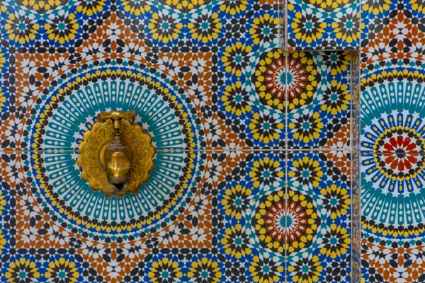 Färgglada Arabiska Mosaik Fontän Och Brons Kran — Stockfoto