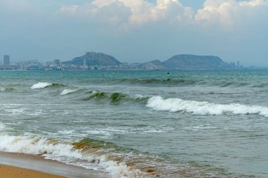 Alicante 'de bir sahilde sörf. İspanya