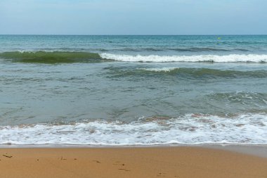 Alicante 'de bir sahilde sörf. İspanya