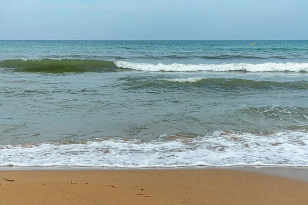 Alicante 'de bir sahilde sörf. İspanya