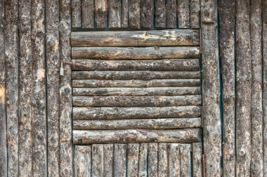 Geçmişi. Çalışmayan ahşap kütüklerden yapılmış yapı