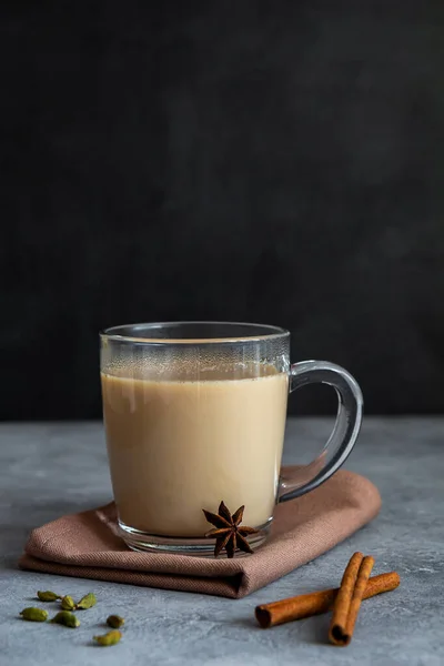 Masala teh India chai dengan rempah-rempah di gelas — Stok Foto