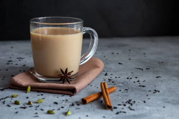 インドのお茶のマサラチャイとスパイスのグラスマグカップ — ストック写真
