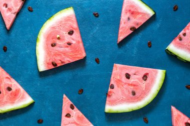 Mavi arka planda karpuz dilimleri