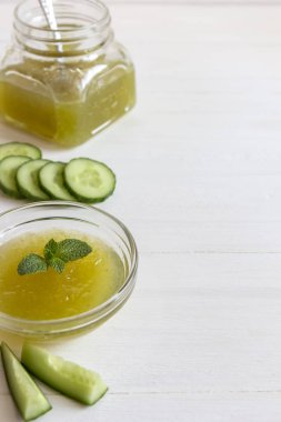 Beyaz arka planda sebze yeşili reçel