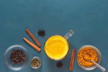 Mavi arka planda Hint sütüyle bembeyaz yatıyordu