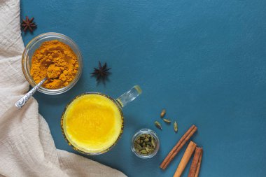 Mavi arka planda baharatlı altın süt