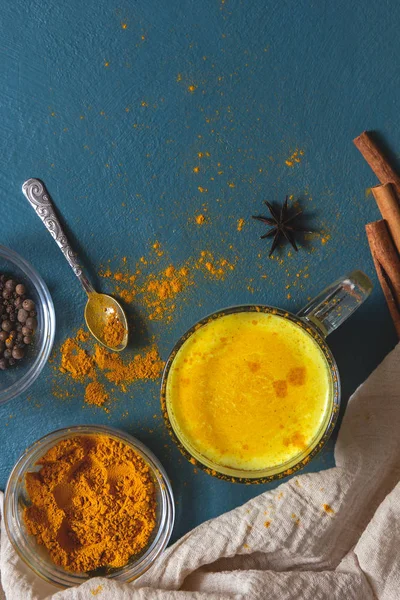 Mavi arka planda baharatlı Ayurvedic altın süt