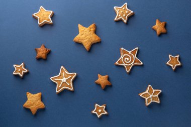 Mavi arka planda kızıl kurabiye yıldızları