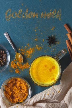 Mavi arka planda baharatlı Ayurvedic altın süt