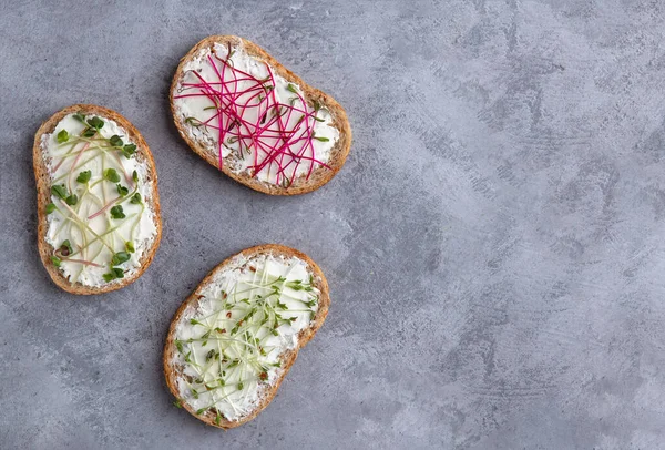 Сэндвичи с сыром и микрозеленью на сером фоне — стоковое фото