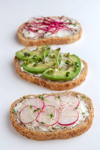 Три микрозеленых сэндвича на белом фоне — стоковое фото