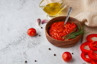 Balkan aperatifi ayvar, lutenitza, hafif arka planda malzemeli pingjur