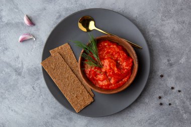 Balkan geleneksel tabak ayvarı, lutenitza, pingjur, tabağında ekmek ile