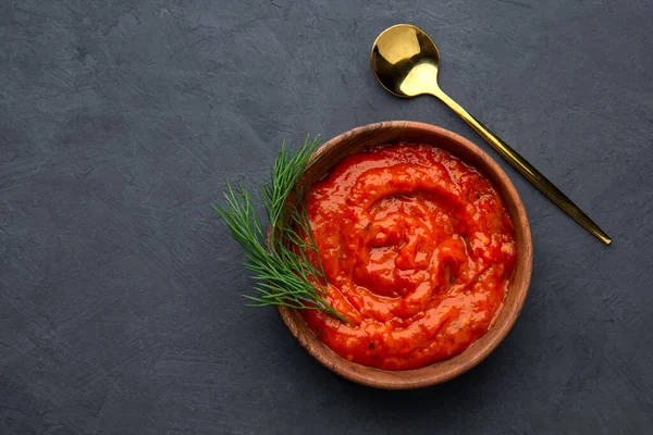 Traditionelles Balkangericht ajvar, lutenitza, pindjur auf dunklem Hintergrund — Stockfoto