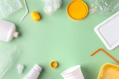 Geri dönüşüm ve yeniden kullanım için plastik atık. Ekolojik kavram. Çerçeve, düz yatak, kopyalama alanı