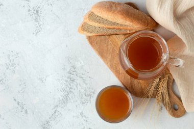 Gri arkaplandaki ekmek ferahlatıcı kvass. Geleneksel Slav içkisi. Üst görünüm, alanı kopyala.