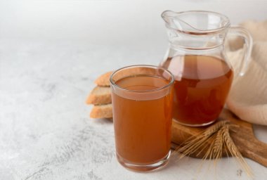 Beyaz zemin üzerinde geleneksel ekmek kvass