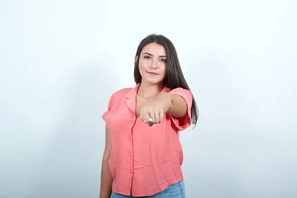 Jovem morena sobre a parede branca segura dedo indicador — Fotografia de Stock