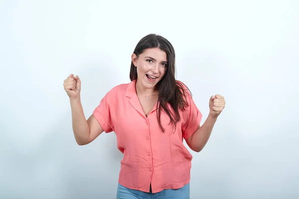 Donna su isolato vibrante colore bianco che celebra una vittoria — Foto Stock