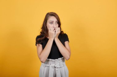 Kafasında canlandırdığı korkunç düşüncelerden korkan bir kız..