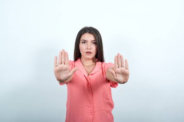 Yakışıklı kadın elleriyle jesti durduruyor.