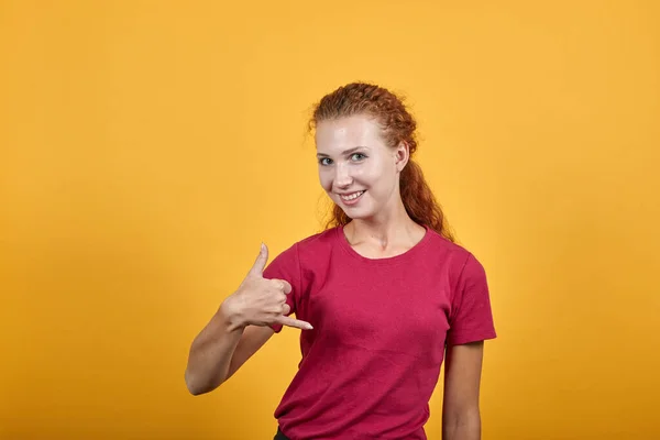 Mujer europea joven sobre fondo amarillo aislado haciendo gesto de teléfono —  Fotos de Stock