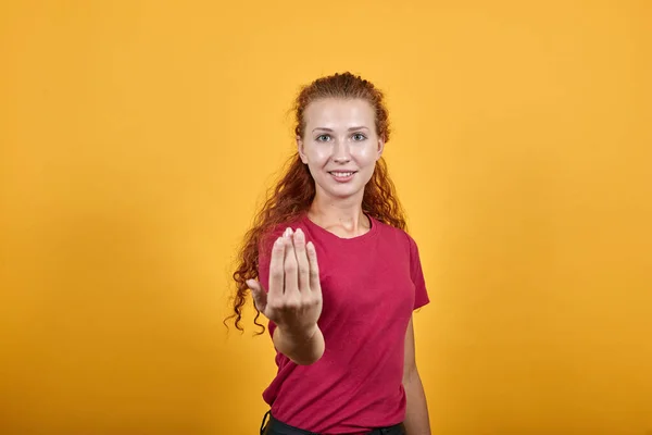 Joven europea invitando a venir allí con gesto de mano . —  Fotos de Stock