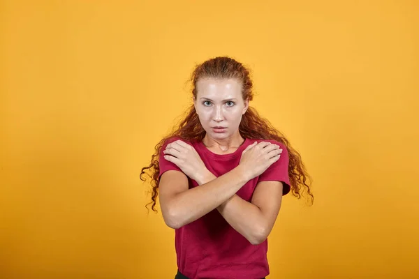 Joven hermosa mujer sobre pared aislada sosteniendo sus dos manos sobre los hombros . —  Fotos de Stock