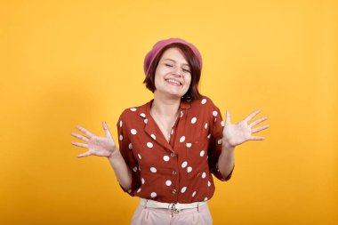 Genç ve güzel esmer kız kollarını kaldırarak çılgınlığı ve başarıyı kutluyor.