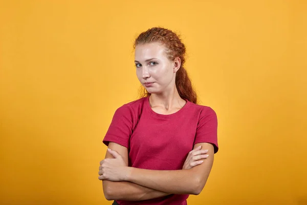 Aantrekkelijk, jong Europees meisje kruiste haar armen onder de borst. — Stockfoto