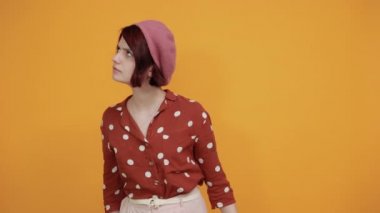 Güzel bayan iki elini birden kulak hareketi yapmaya çalışıyor. Dedikoduya meraklı.