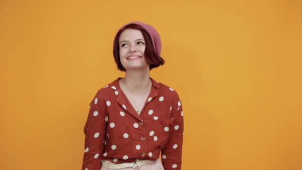 Hermosa mujer apuntando ojo observando gesto, buscando divertido — Vídeos de Stock