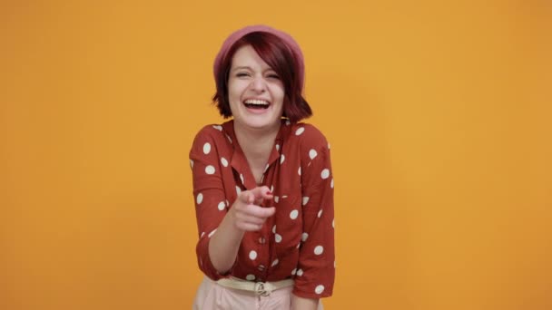 Vrouw lachen wijzend naar camera met vinger hand over mond, schaamte uitdrukking — Stockvideo