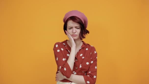 Mooi meisje denken moe, verveeld met depressie problemen met gekruiste armen — Stockvideo