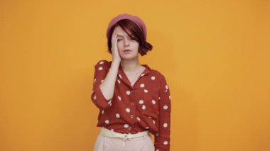 Stres yüzünden başı ağrıyan genç bir bayan. Migren ağrısı.