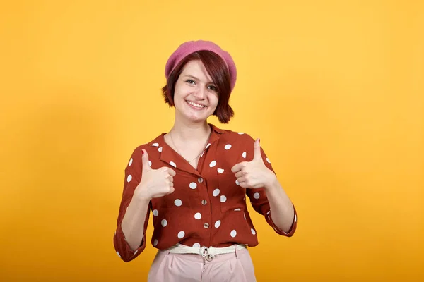Ελκυστική καυκάσιος νεαρή αστεία γυναίκα δίνει αντίχειρες επάνω χειρονομία — Φωτογραφία Αρχείου