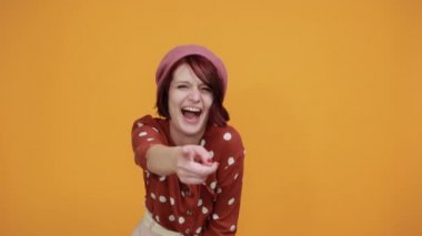 Güzel kadın gülümsüyor, sana gülüyor, kollarını göğsünde kavuşturuyor.