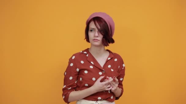 Csinos hölgy úgy néz ki, stresszes és ideges a kezét a száját harapdáló körmök — Stock videók