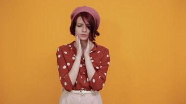 Baş ağrısı çeken muhteşem bir kadın. Çaresiz, stresli. Ağrı, migren yüzünden.