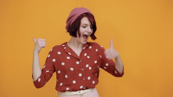 Atractiva mujer divertida dando un gesto pulgar hacia arriba — Vídeo de stock