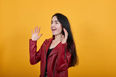 Güzel bayan yana bakıyor, ellerini açıyor, ağzını açık tutuyor.