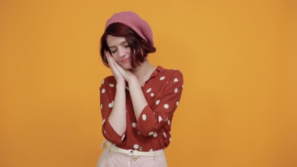 Magnifique jeune caucasienne dame fermé les yeux tenant les mains vers le haut et ouvrant la bouche 