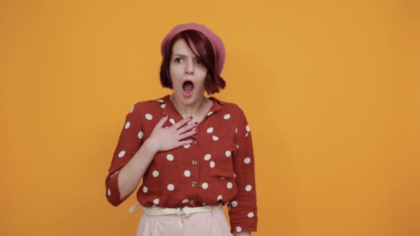 Schöne Frau sieht überrascht und schockiert aus, verwirrt auf isoliertem Hintergrund — Stockvideo