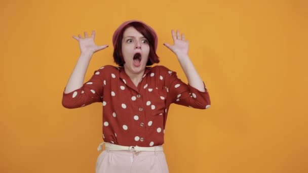 Ελκυστική αστεία γυναίκα έκπληξη και σοκαρισμένη έκφραση προσώπου — Αρχείο Βίντεο