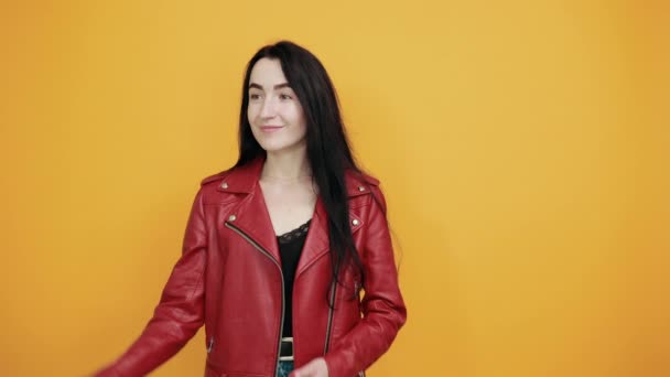 Schöne kaukasische junge Frau hebt die Hand und sieht so lustig aus — Stockvideo