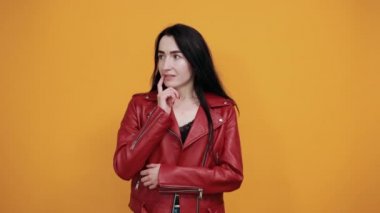 Endişeli genç kadın portresi. Kameraya bakıyor, tırnaklarını yiyor.