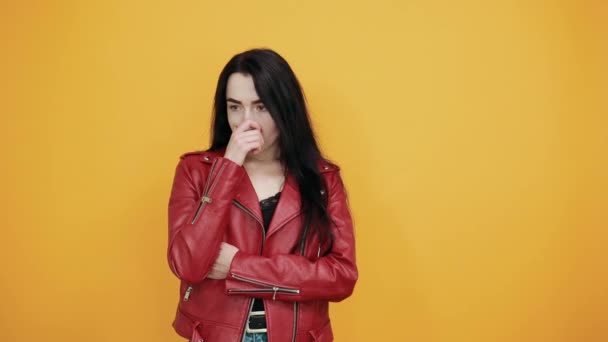 Girl thinking looking tired, bored with depression problems with crossed arms — Stock Video