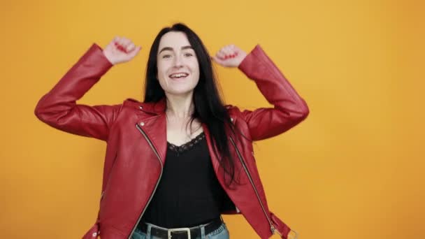Vreugdevolle jonge vrouw die omhoog kijkt, handen omhoog, vuisten klemt als een winnaar — Stockvideo